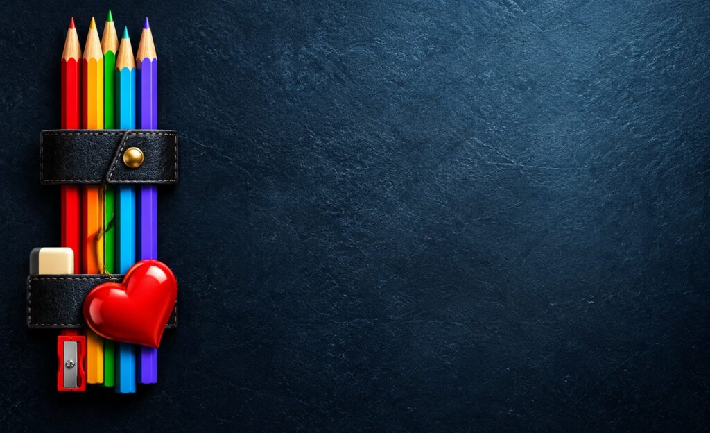 Crayons de couleur sur ardoise sombre